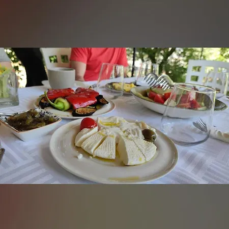 Sunset Retreat Stylish Loft By The Park 티라나