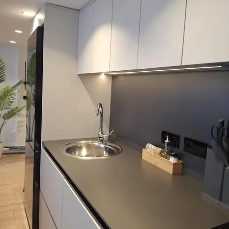 Sunset Retreat Stylish Loft By The Park * 티라나