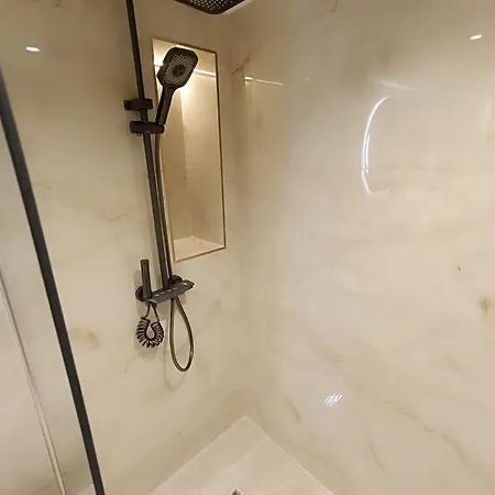 アパート Sunset Retreat Stylish Loft By The Park ティラナ