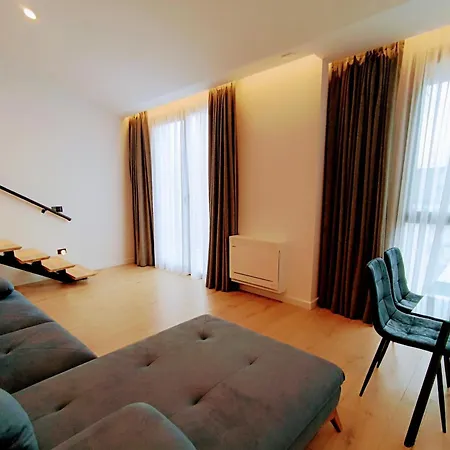 アパート Sunset Retreat Stylish Loft By The Park ティラナ