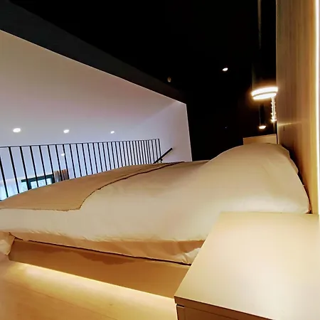 Sunset Retreat Stylish Loft By The Park * 티라나