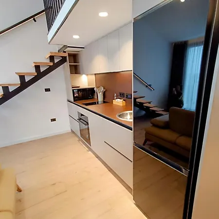 Sunset Retreat Stylish Loft By The Park 티라나